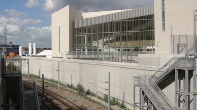 The four-story, 5,000-sq-meter polyclinic was built alongside a busy railway line, and this meant special protective measures needed to be taken to stabilize the MRI and CT scanners.