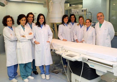 Bilbao and his colleagues are shown in the angiography suite at Clínica Universidad de Navarra.