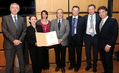 ECR 2013 President Dr. José Bilbao (center) congratulates Dr. Luis Martí-Bonmatí, PhD (third from the right), and his fellow Spaniards during Friday’s session. Image courtesy of the European Society of Radiology.