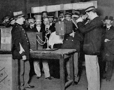 Fig 5. Examination of a case in a Paris railway station (L'Illustration - 3 July 1897).