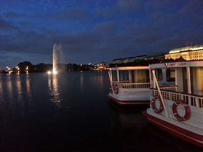Nightlife in Hamburg: After a tough congress day, there are plenty of places to relax in the maritime capital of the north. One option is very close to the congress venue: The 'Binnenalster' ('Inner Alster Lake'), an artificial lake within the city center. Image courtesy of Dr. Matthias Dietzel.