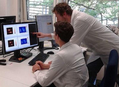 Mathias Schwarz and Andreas Buehler from Helmholtz Centre Munich examine the imaging results.