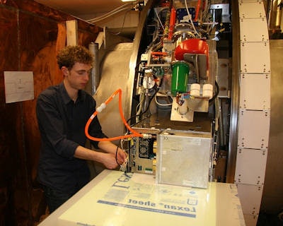 First author Sjoerd Crijns works on UMC Utrecht's MRI-linac prototype.