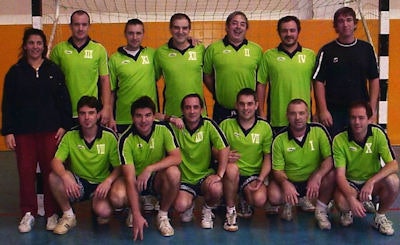 Work hard and play hard is del Cura's philosophy. Until injury forced him to stop playing, he was an active member of the Deusto Eskubaloia handball team (shown here). He is an avid supporter of Athletic Bilbao football team.