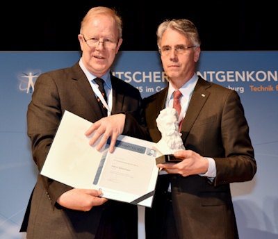 Dr. Adrian Dixon receives honorary membership from the outgoing DRG president Dr. Norbert Hosten. All photos copyright of DRG - Deutsche Röntgengesellschaft e.V.
