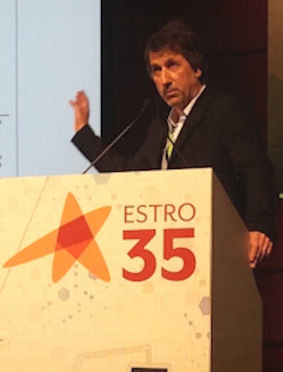 Frank Lohr from the University Medical Center Mannheim presenting at the ESTRO 35 conference.