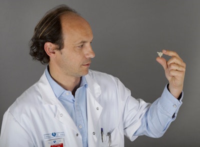 Alexandre Carpentier holding the SonoCloud implant. Credit: © G Dautricourt.