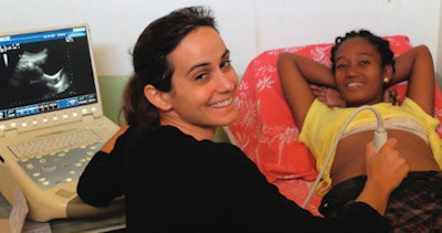 Dr. Anne Fustier scanning a patient. All images courtesy of Dr. Fustier, reproduced from le Quotidien des JFR.