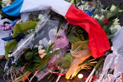 2016 10 13 11 45 39 376 Paris Flag And Flowers 400