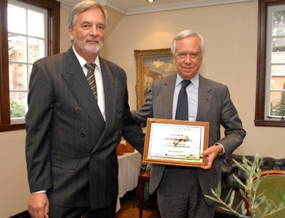 Eduardo Posada Flórez receives the award from Dr. Peter Rinck, PhD, president of the council for the Round Table Foundation as well as columnist and editorial advisory board member for AuntMinnieEurope.com.
