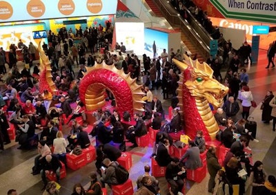 Arriba: Un colorido dragón chino fue la pieza central del área de descanso del salón de congresos, donde fue instalado en referencia a China, uno de los tres países invitados en el ECR 2018. Abajo: Un inoportuno frente frío, bautizado como la 'Bestia del este', dejó helada la superficie del Danubio durante el ECR 2018.
