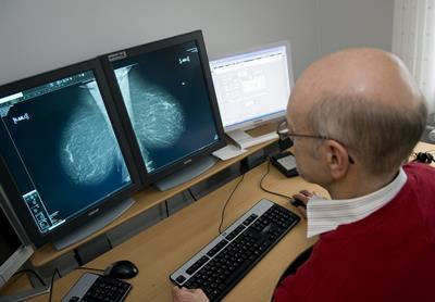 This photo shows the setup for reporting of breast scans at Randers Regional Hospital. Shown here is radiologist Dr. Anders Lernevall.