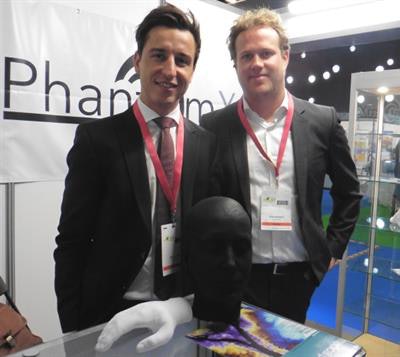 Paul Jahnke (left) and Tetje Dietrich from PhantomX with a head phantom and a hand phantom.