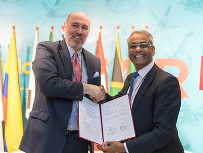 Parizel shakes hands with Dr. Dinesh Varma, president of the Asian Oceanian Society of Radiology (AOSR), who is based in Melbourne, Australia.