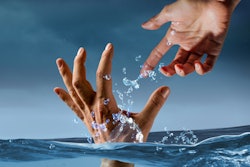 2019 06 25 17 29 6995 Drowning Water Hands 400