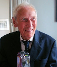 Prof. Erik Odeblad expresses his joy after receiving the 2012 European Magnetic Resonance Award.