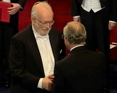 Lauterbur receives the Nobel Prize from the King of Sweden. Copyright: The Round Table Foundation.