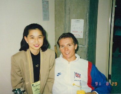 Dohi meets U.K. athlete Roger Black during the 1991 Athletics World Championships in Tokyo. This was the first major sports competition at which she worked as a doctor.