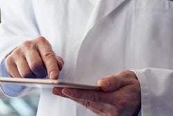 2020 08 20 21 51 4342 Doctor Tablet Consult Closeup 400