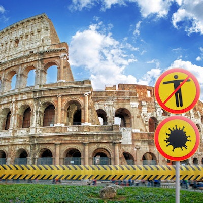 2022 04 06 21 15 1493 Colosseum Rome Warning Signs Coronavirus 400