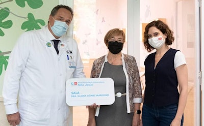 Dr. Gloria Gómez Mardones receives recognition for the completion of the new facilities.