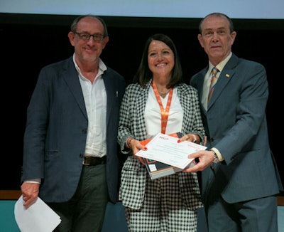 Dr. Dolores Ferrer Puchol (center) receives the SERAM award for most cited article. Image courtesy of the SERAM.