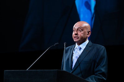 Dr. Sanjay Jeganathan speaking at the RANZCR plenary session.