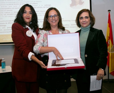 Dr. Eva Llopis San Juan accepts the SERAM educator award. All images courtesy of SERAM.