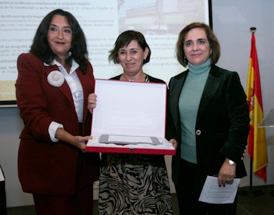 Dr. Teresa Diago accepts the radiology service award.