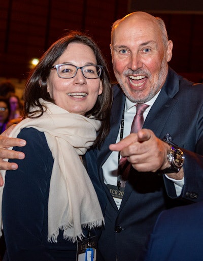 Friends reunited: Marion Smits bumps into past ECR president Paul Parizel from Perth, Australia. Image courtesy of the ESR.