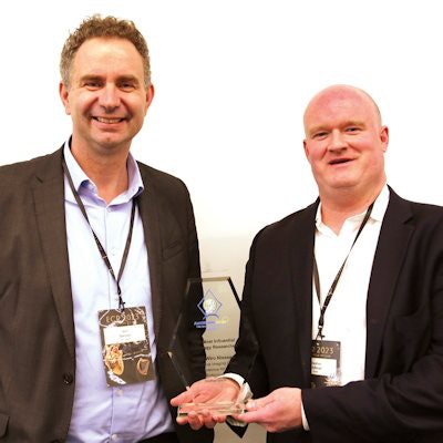 Prof. Wiro Niessen (left) receives his trophy from Stephen Wellman. Courtesy of Christof.G.Pelz | GRAFIFANT Creation | www.grafifant.at