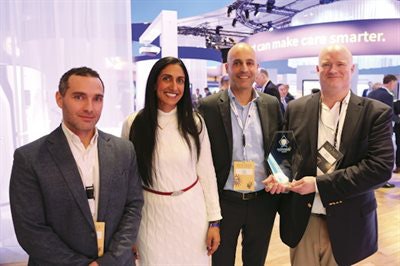 Members of the GE HealthCare team receive the trophy at ECR 2023 from Stephen Wellman. Courtesy of Christof.G.Pelz | GRAFIFANT Creation | www.grafifant.at