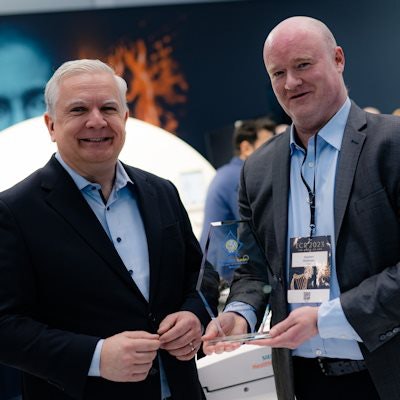 Arthur Kaindl, PhD, (left) receives the EuroMinnies 2023 trophy from Stephen Wellman.