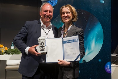 Boom or bust: Prof. Christiane Kuhl, a member of AuntMinnieEurope.com's editorial advisory board, presents a certificate and award to Prof. Jörg Debatin during the opening session.