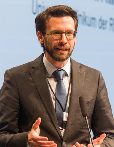 Prof. Philipp Bruners received the award at the 104th German Congress of Radiology in Wiesbaden. Courtesy of DRG / Thomas Ralafzyk.