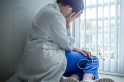 2019 02 07 18 30 7728 Doctor Sad Woman Floor 400