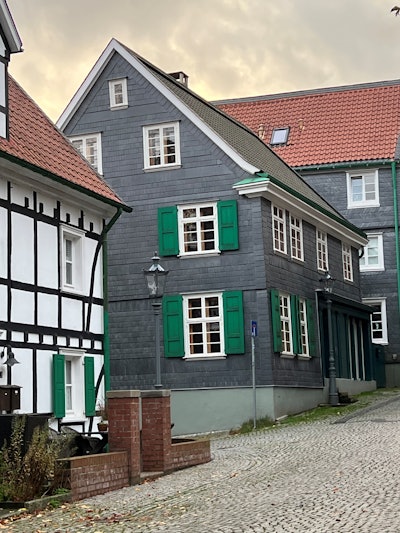 The house where Röntgen was born is typical of Bergisch housing of around 1800. It was listed as a historic monument and entered in the Remscheid city monument list in 1982.