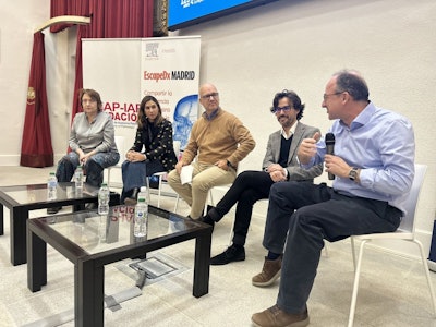 Eduardo Álvarez-Hornia, MD, right, takes part in a panel discussion at the EscapeDx Madrid conference.