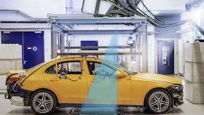 Une image illustrant l'utilisation d'une nouvelle technologie à rayons X dans les crash tests.