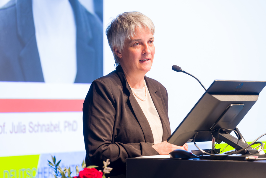 Prof. Dr. Julia Schnabel.