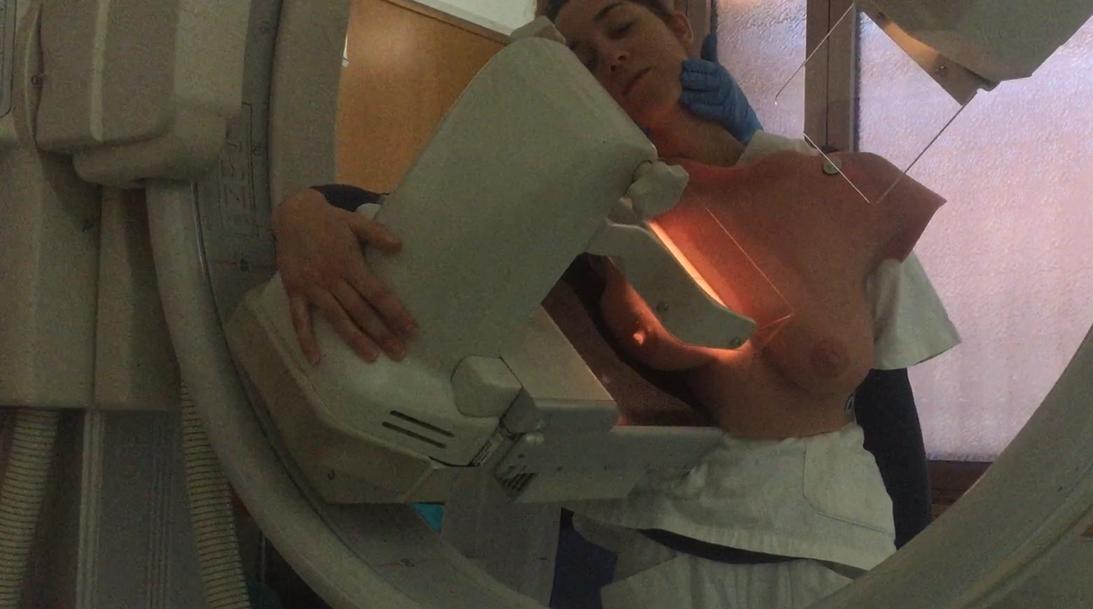 Example of positioning for the oblique mediolateral projection, showing body posture and patient comfort. Courtesy of Angie Devetti et al and presented at ECR 2024.