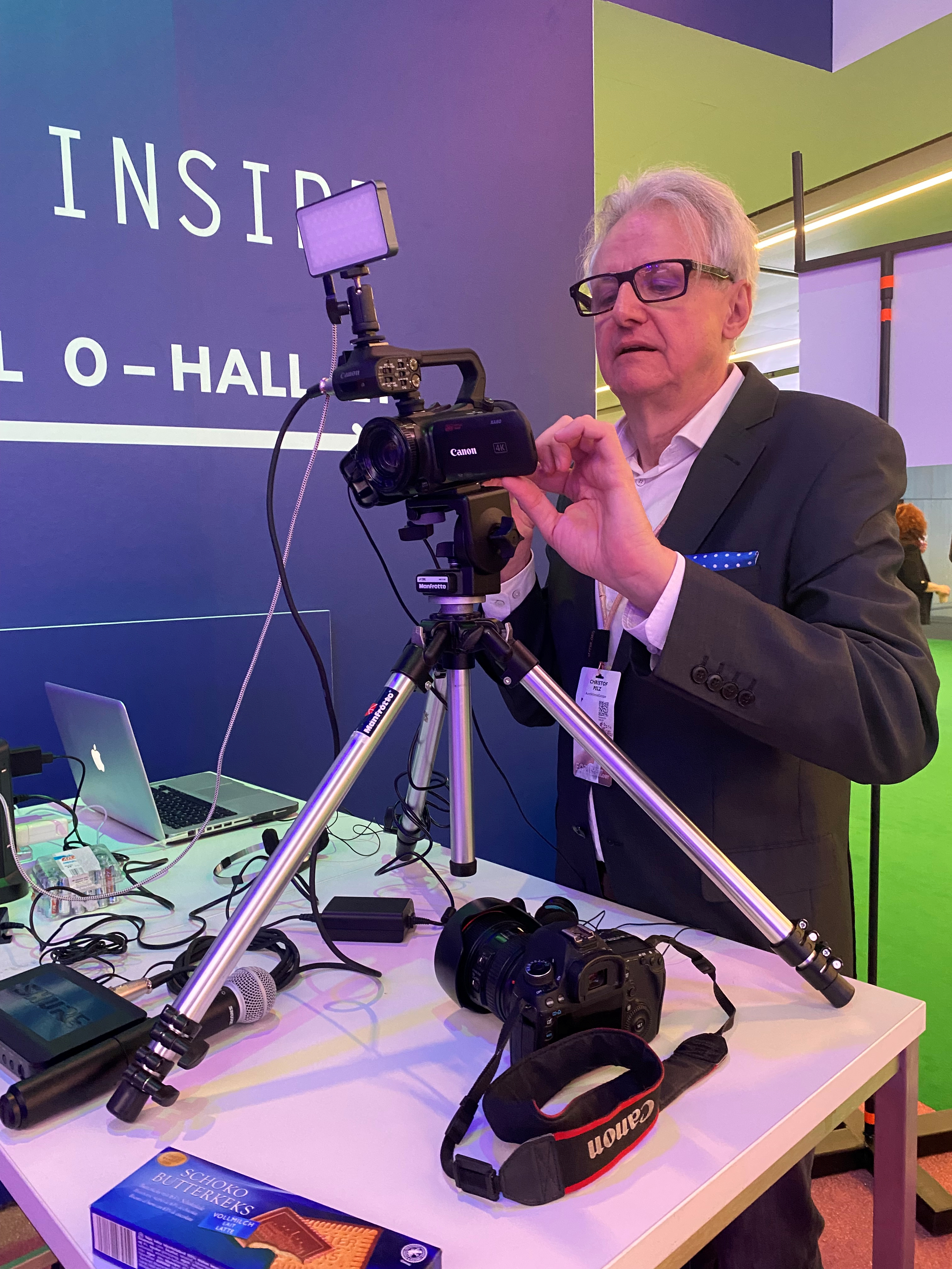 Eyes down: Christof Pelz, Vienna-based videographer for AuntMinnieEurope.com since ECR 2014, at work on the opening day of the congress.