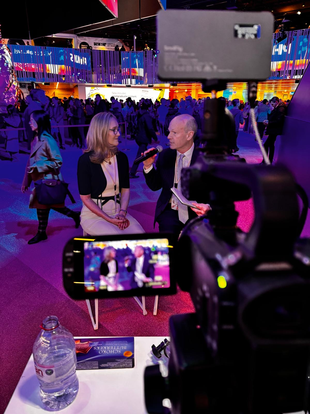 Lights, camera, action: Philip Ward interviews ECR 2025 President Prof. Andrea Rockall. Courtesy of Christof.G.Pelz | GRAFIFANT Creation | www.grafifant.at