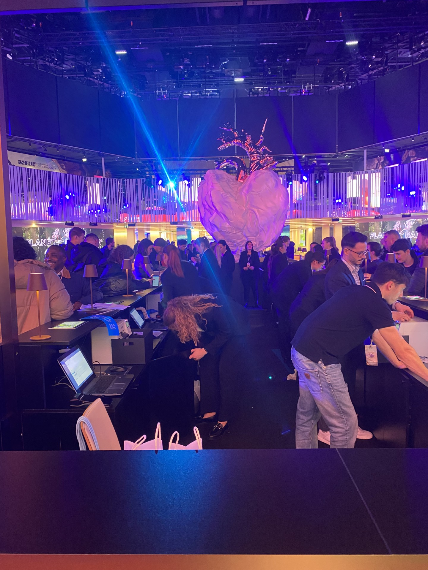 Large crowds of ECR 2025 delegates took advantage of a dull and rainy Tuesday in Vienna to register onsite ahead of the opening of the congress on Wednesday.