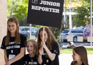 Students from the Wilhelm Conrad Röntgen Junior Academy in Remscheid-Lennep visited the congress on Thursday. Equipped with video cameras, lighting, and sound systems, they conducted short interviews at the meeting.