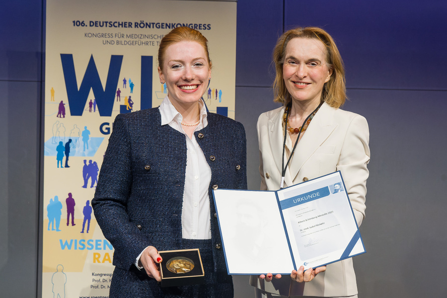 Dr. Isabel Molwitz from the University Medical Center Hamburg-Eppendorf received the Albers Sch&ouml;nberg Medal 2025 from Prof. Dr. Christiane Kuhl.