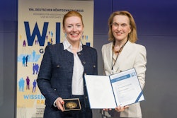 Dr. Isabel Molwitz from the University Medical Center Hamburg-Eppendorf received the Albers Schönberg Medal 2025 from Prof. Dr. Christiane Kuhl.