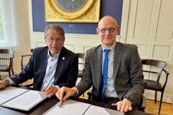 Charité Executive Board Chairman Professor Dr. Heyo K. Kroemer and Siemens Healthineers Chief Executive Bernd Montag.