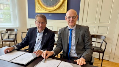 Charité Executive Board Chairman Professor Dr. Heyo K. Kroemer and Siemens Healthineers Chief Executive Bernd Montag.