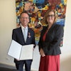 Prof. Dr. Bernd Hamm receives the award from Senator for Science, Health and Care Dr. Ina Czyborra.